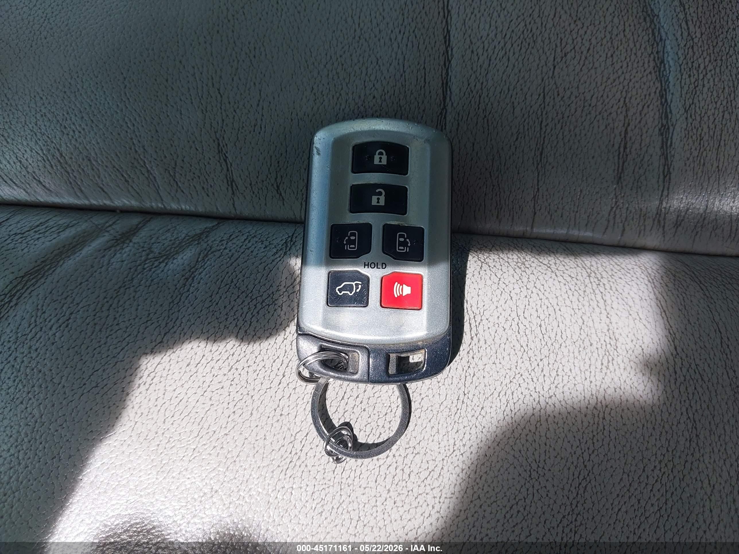 2011 Toyota Sienna Limited Silver vin: 5TDDK3DC0BS028172