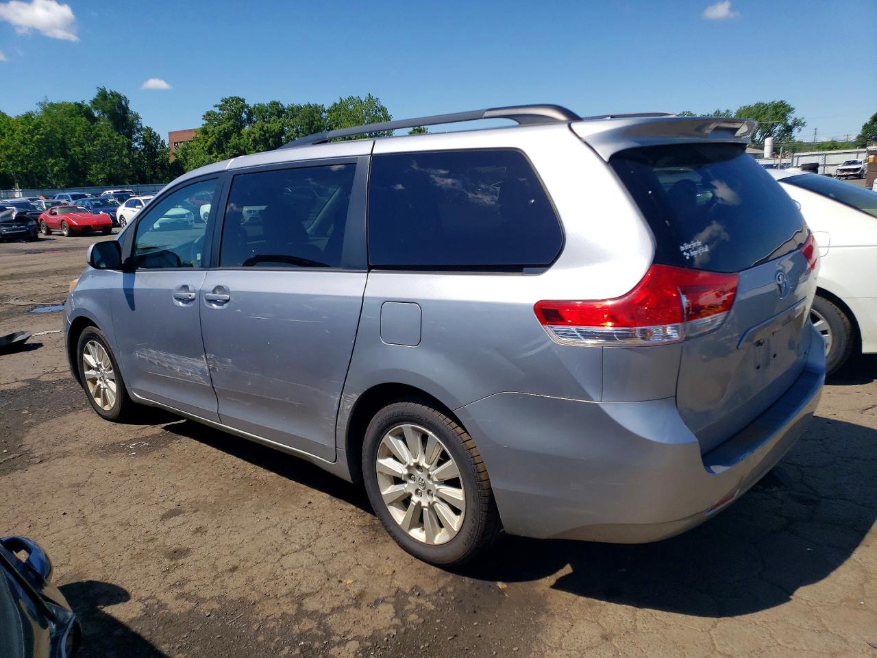 2011 Toyota Sienna Xle 7-passenger Silver vin: 5TDDK3DC0BS029418