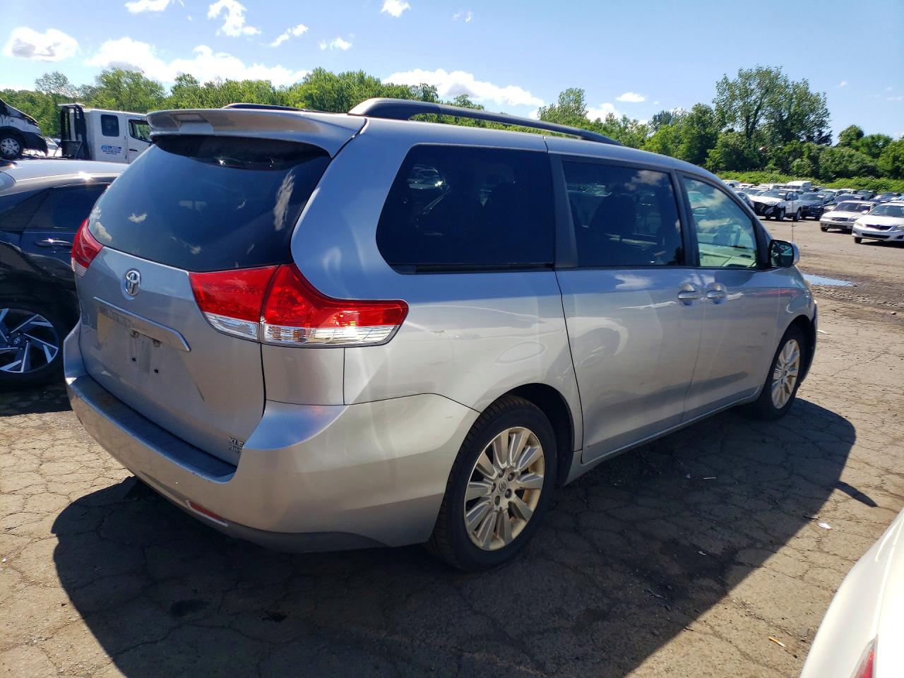 2011 Toyota Sienna Xle 7-passenger Silver vin: 5TDDK3DC0BS029418