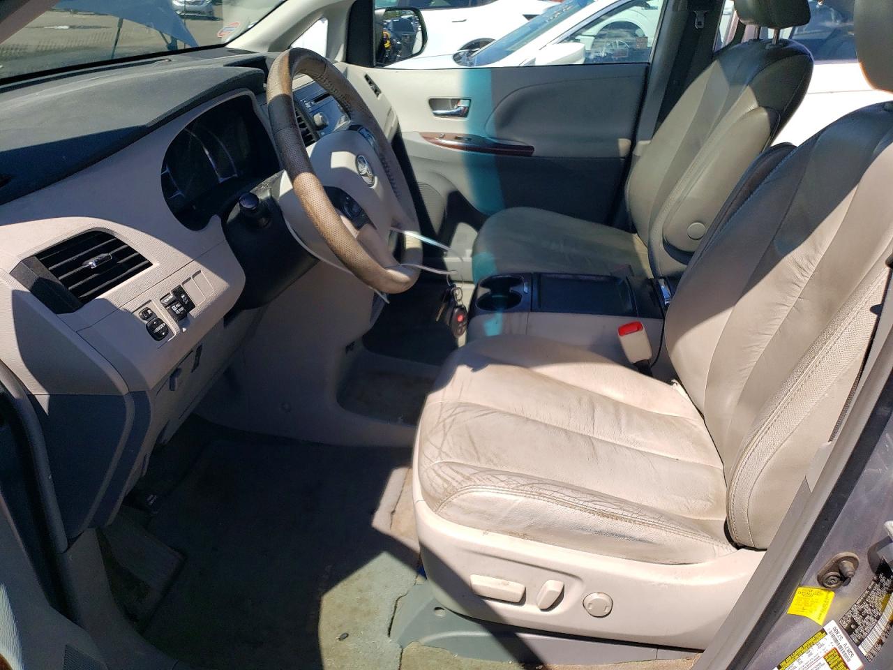 2011 Toyota Sienna Xle 7-passenger Silver vin: 5TDDK3DC0BS029418