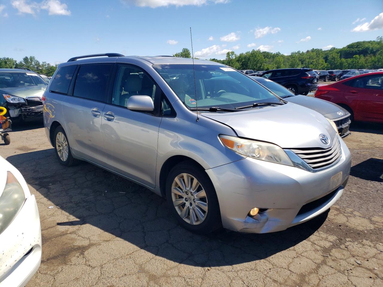 2011 Toyota Sienna Xle 7-passenger Silver vin: 5TDDK3DC0BS029418