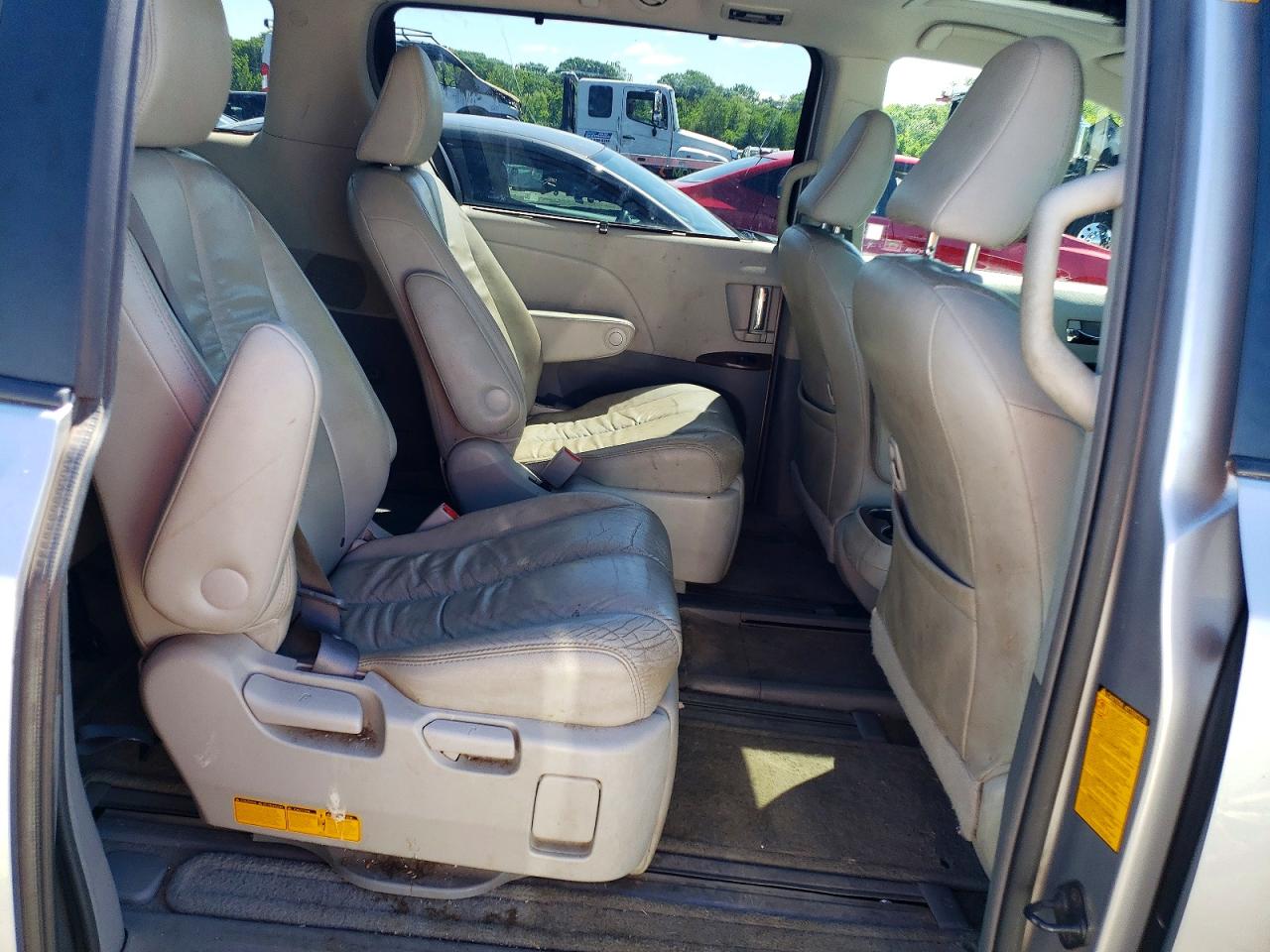 2011 Toyota Sienna Xle 7-passenger Silver vin: 5TDDK3DC0BS029418