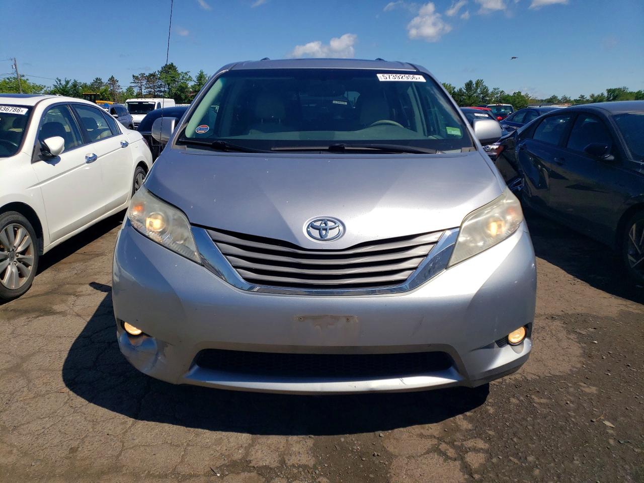 2011 Toyota Sienna Xle 7-passenger Silver vin: 5TDDK3DC0BS029418
