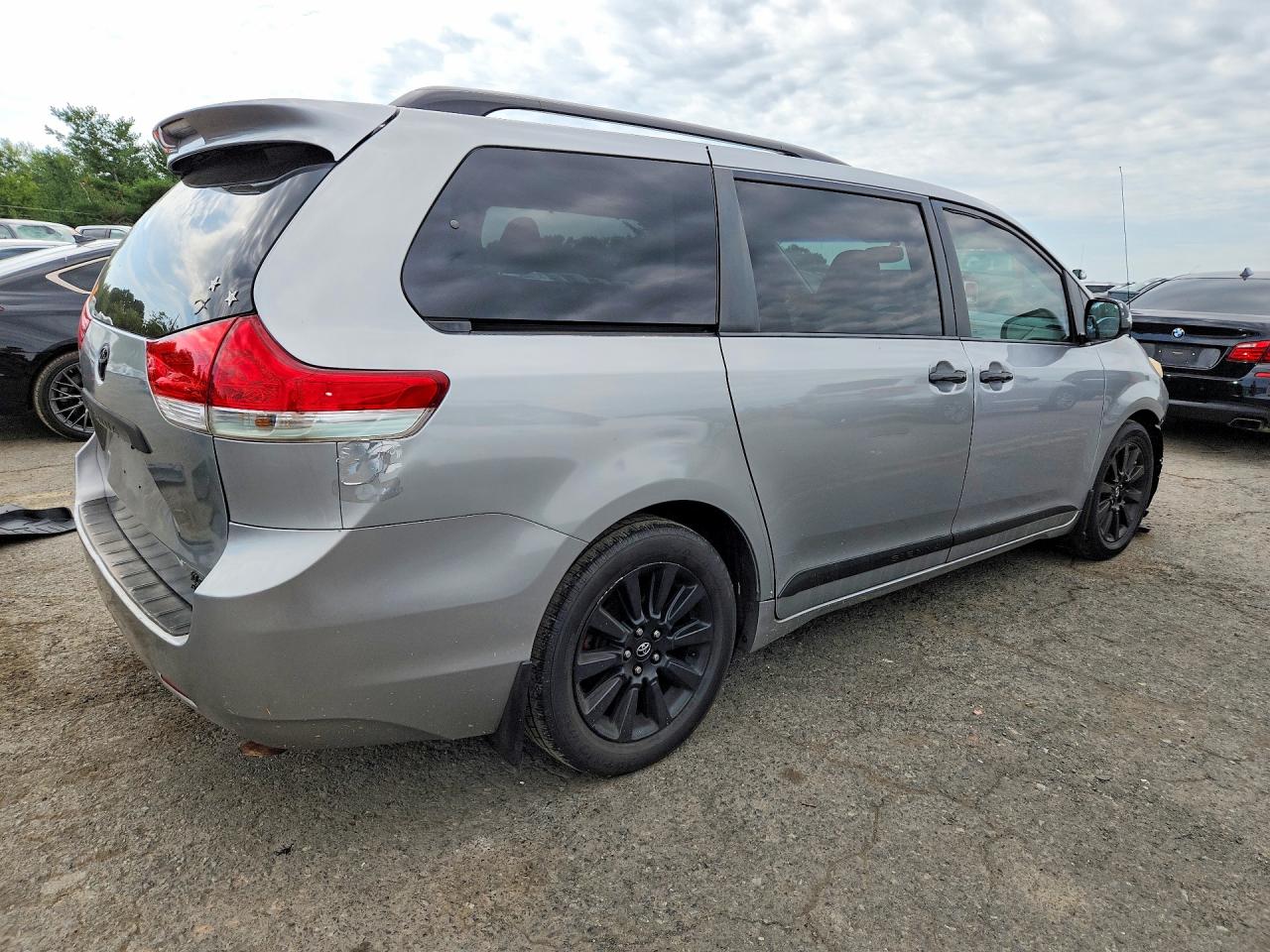 2012 Toyota Sienna Xle 7-passenger Silver vin: 5TDDK3DC0CS042364