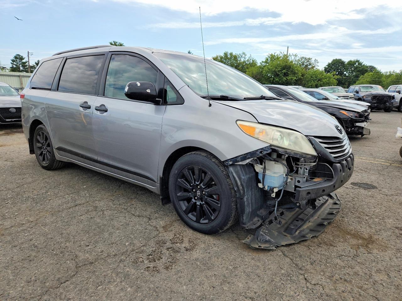 2012 Toyota Sienna Xle 7-passenger Silver vin: 5TDDK3DC0CS042364