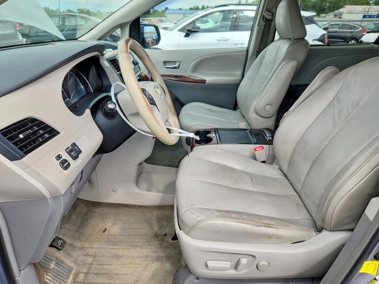 2012 Toyota Sienna Xle 7-passenger Silver vin: 5TDDK3DC0CS042364