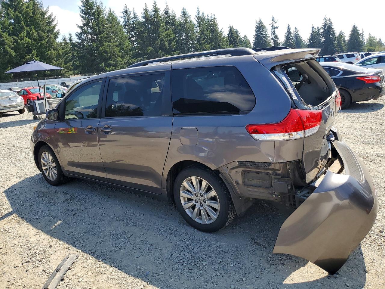 2013 Toyota Sienna Xle 7-passenger Silver vin: 5TDDK3DC0DS050661