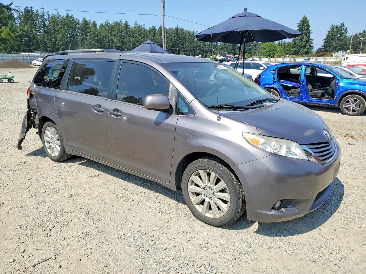 2013 Toyota Sienna Xle 7-passenger Silver vin: 5TDDK3DC0DS050661