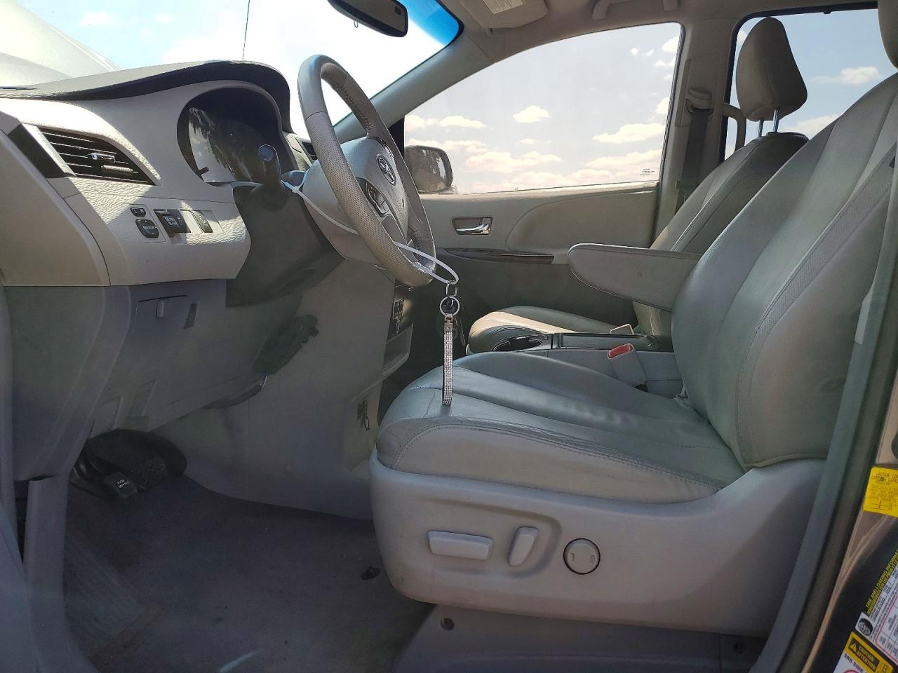 2013 Toyota Sienna Xle 7-passenger Silver vin: 5TDDK3DC0DS050661