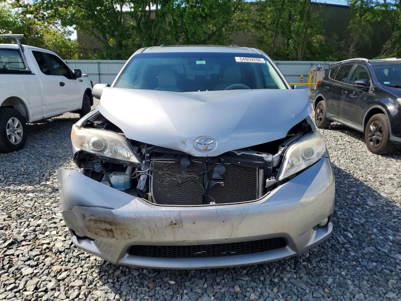 2014 Toyota Sienna Xle 7-passenger Silver vin: 5TDDK3DC0ES072628