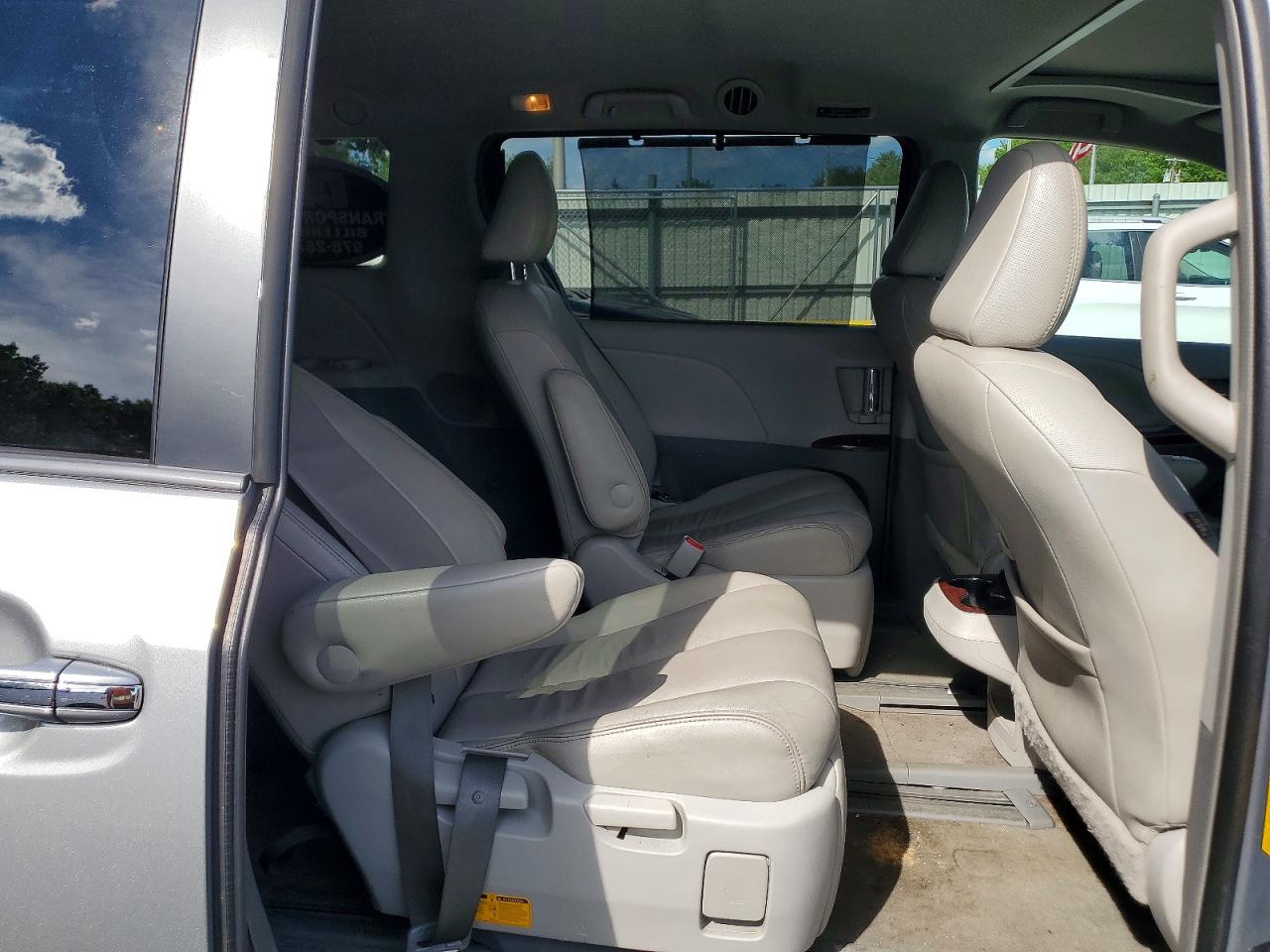 2014 Toyota Sienna Xle 7-passenger Silver vin: 5TDDK3DC0ES072628