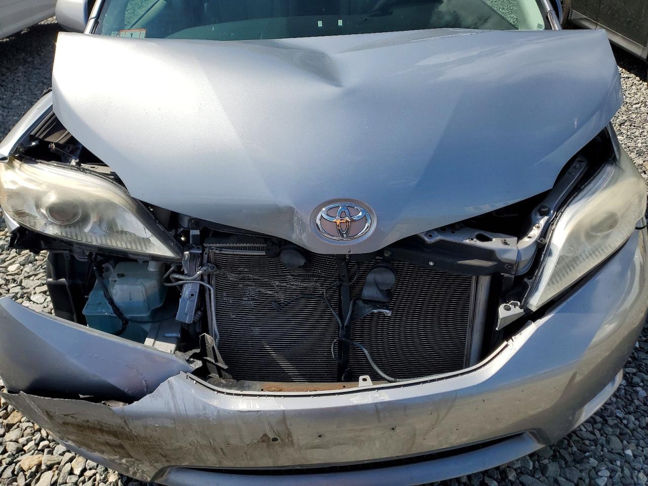 2014 Toyota Sienna Xle 7-passenger Silver vin: 5TDDK3DC0ES072628