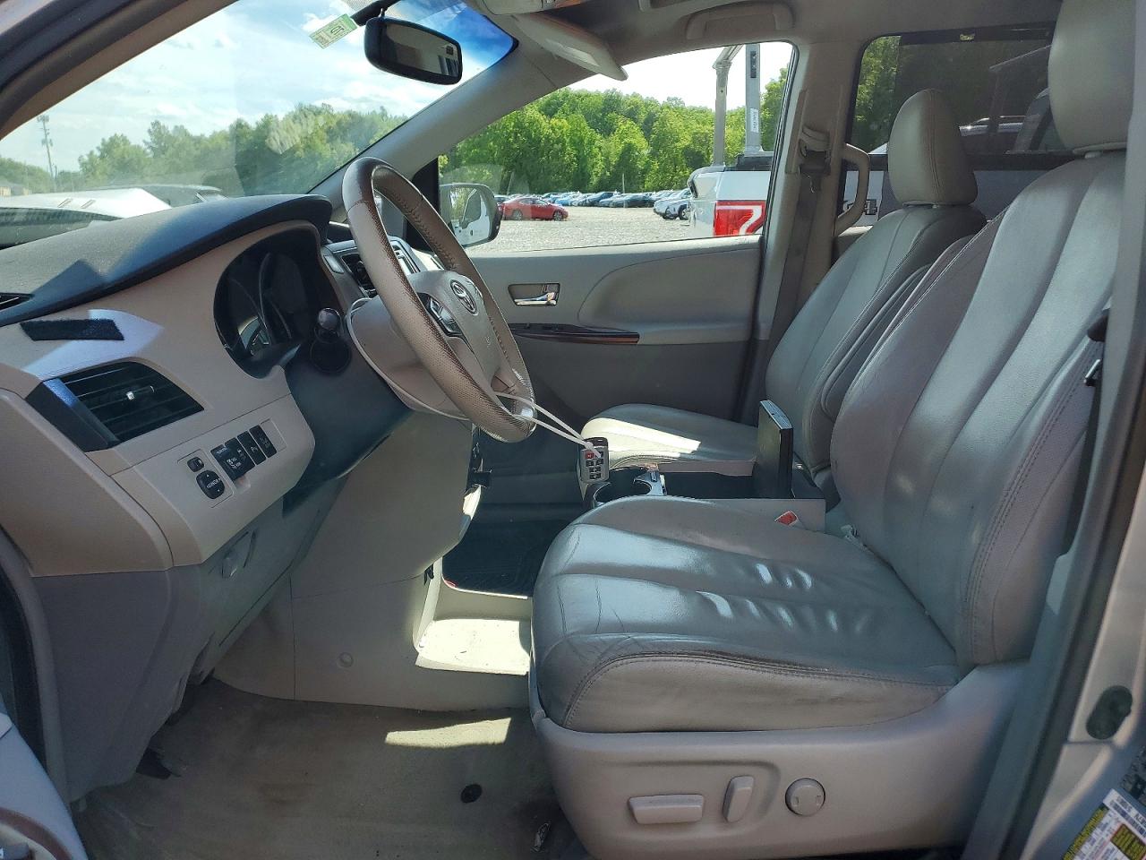 2014 Toyota Sienna Xle 7-passenger Silver vin: 5TDDK3DC0ES072628