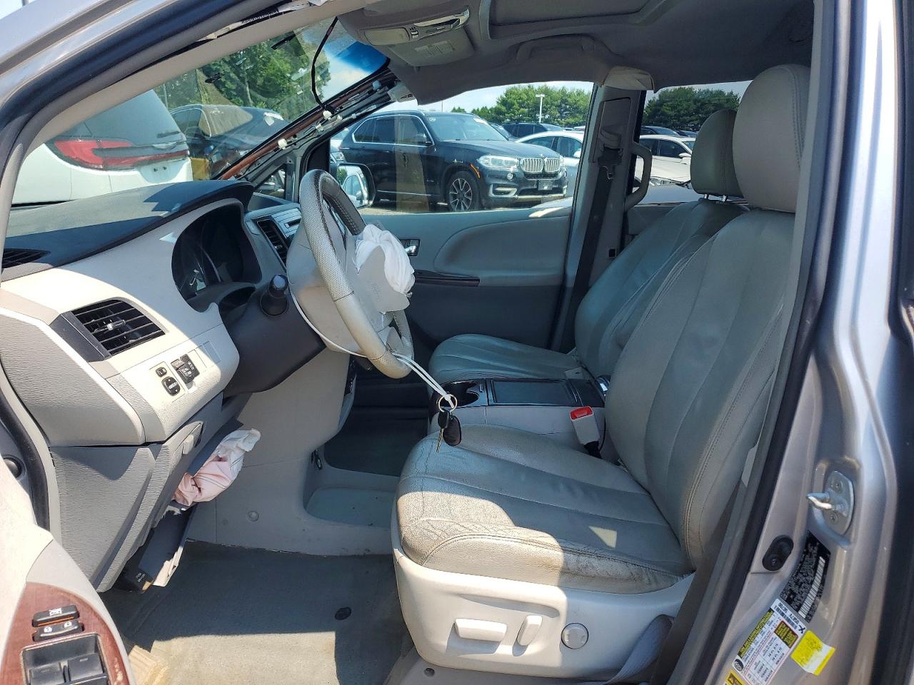 2014 Toyota Sienna Xle 7-passenger Silver vin: 5TDDK3DC0ES078543