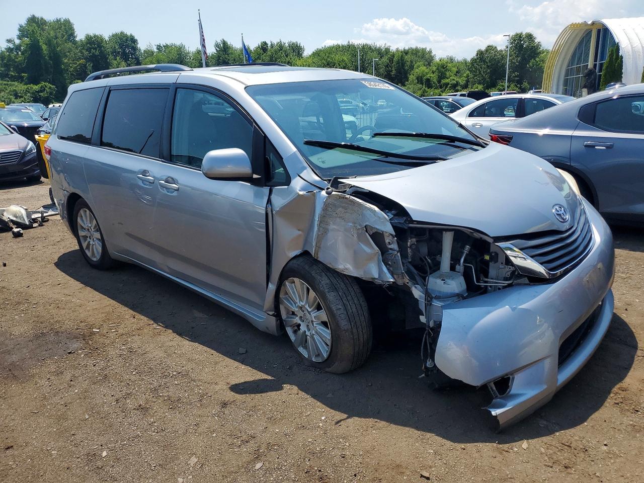2014 Toyota Sienna Xle 7-passenger Silver vin: 5TDDK3DC0ES078543