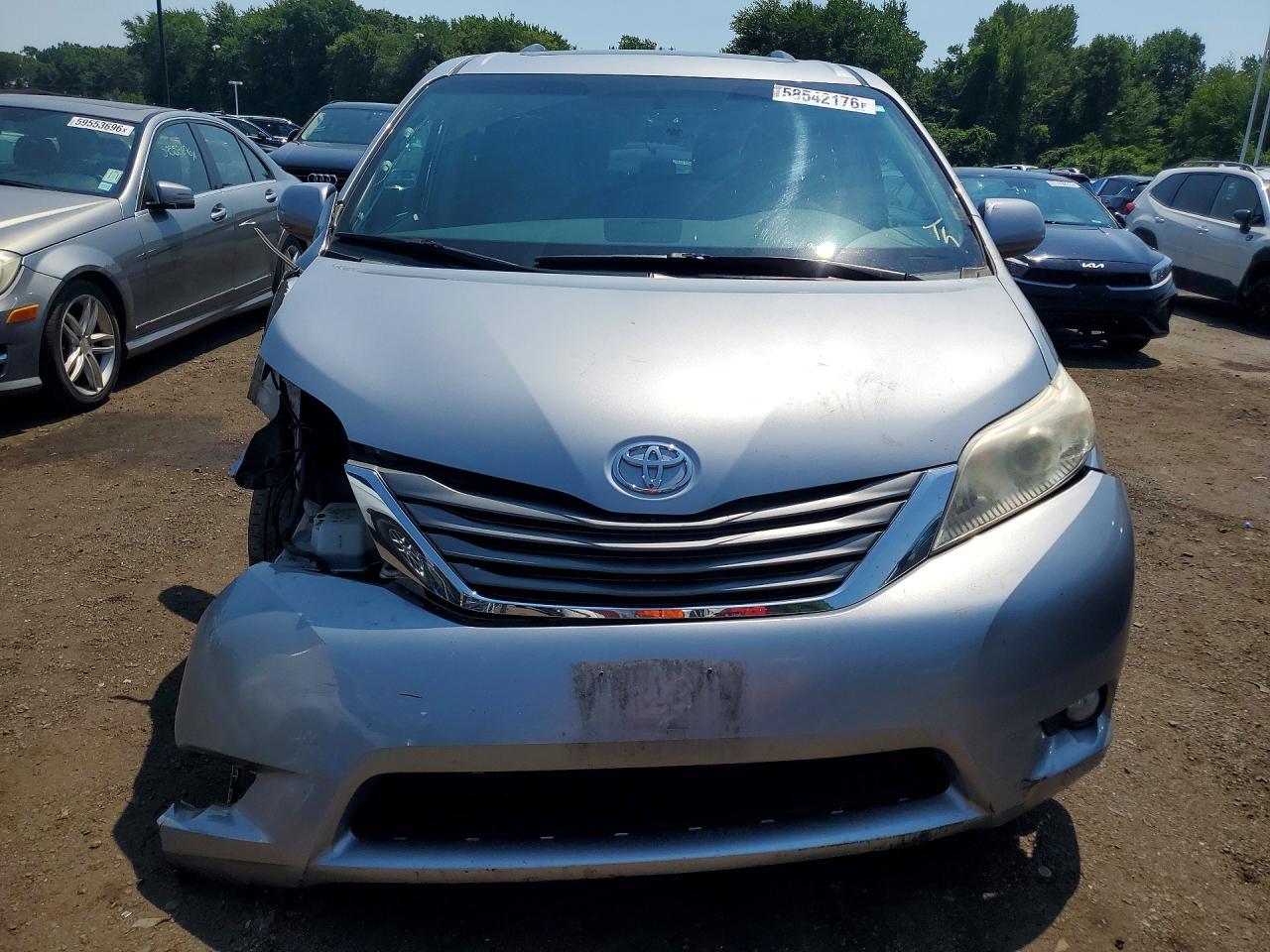 2014 Toyota Sienna Xle 7-passenger Silver vin: 5TDDK3DC0ES078543