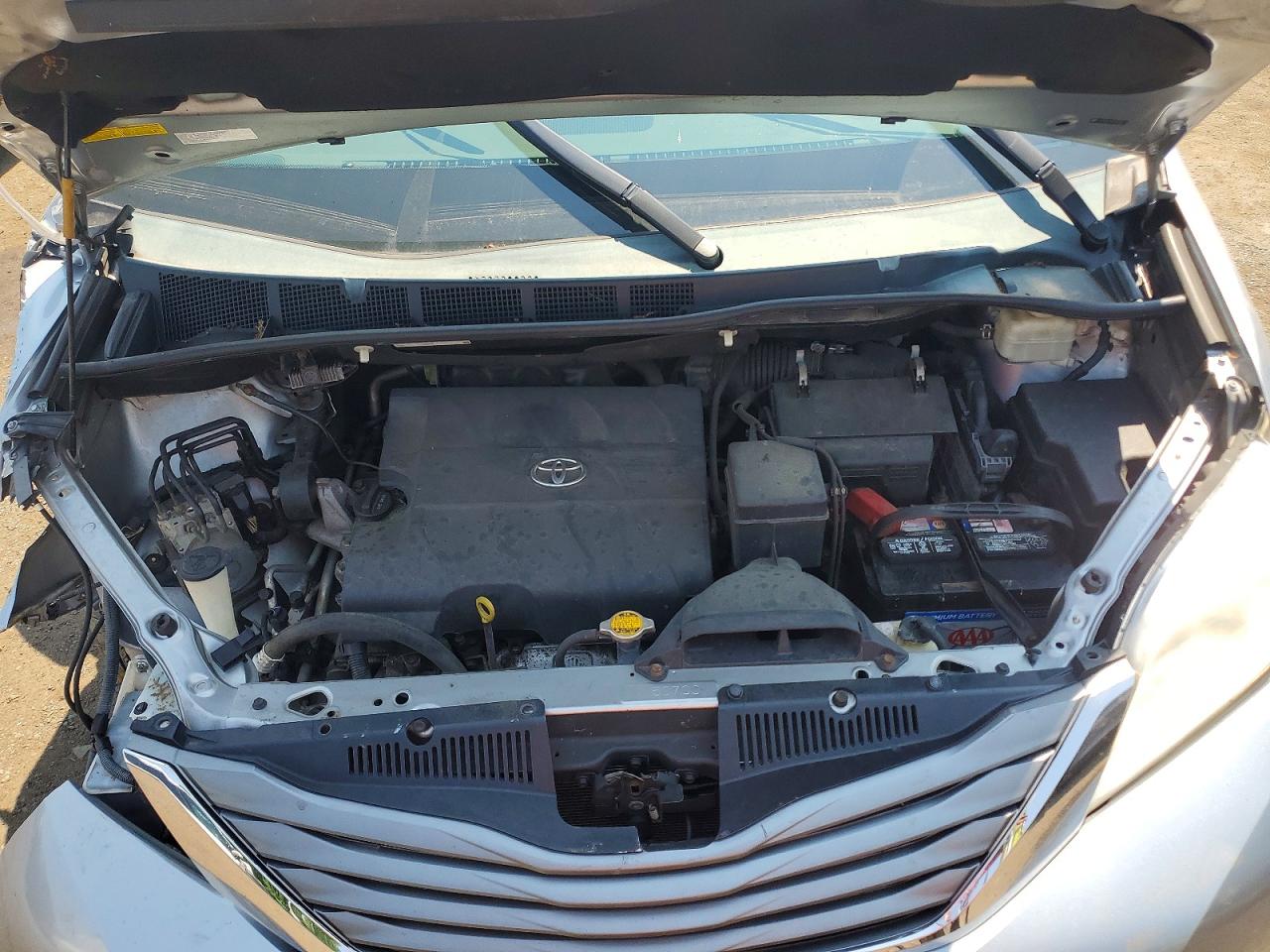 2014 Toyota Sienna Xle 7-passenger Silver vin: 5TDDK3DC0ES078543