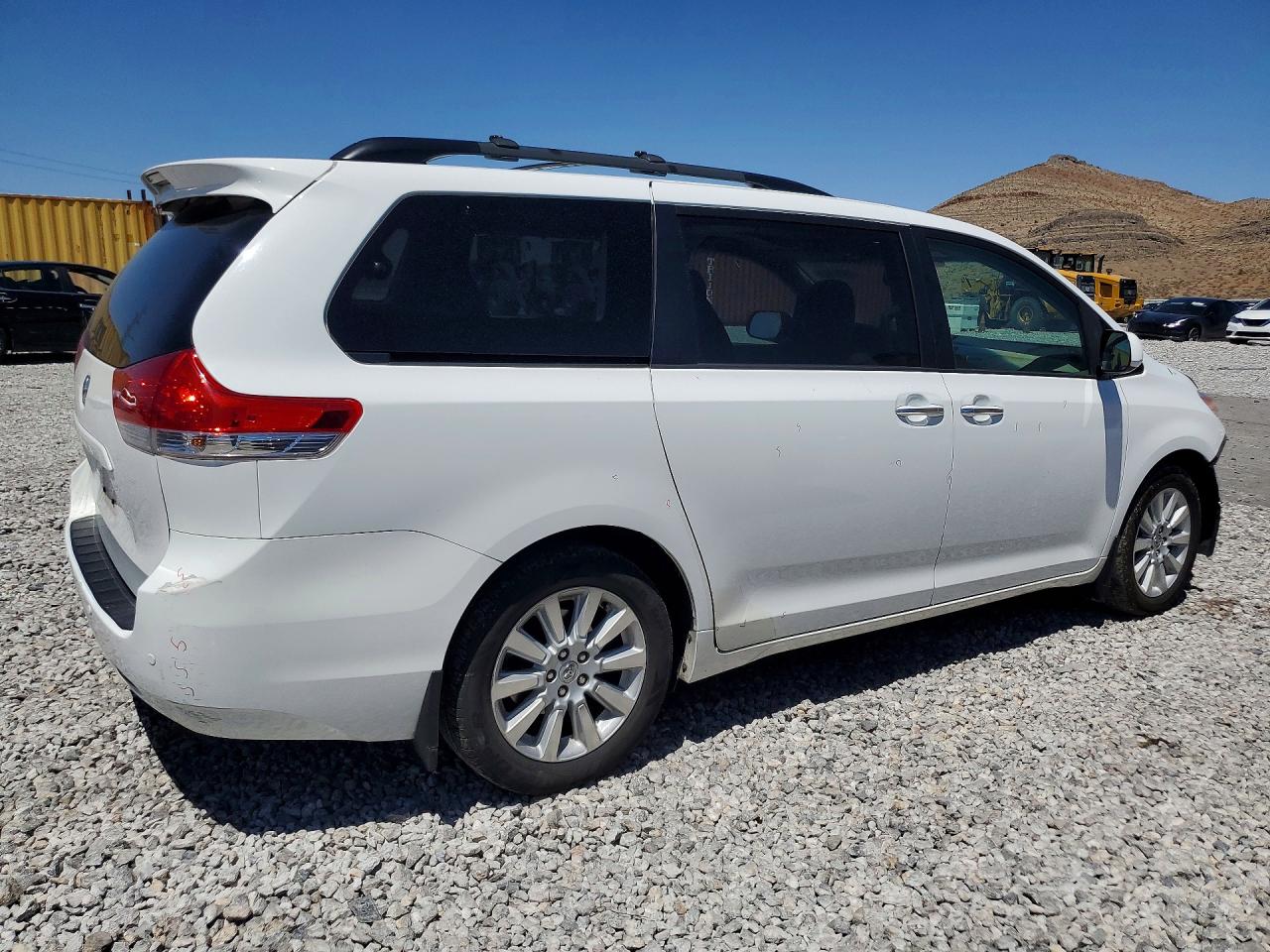 2014 Toyota Sienna Xle 7-passenger White vin: 5TDDK3DC0ES079210