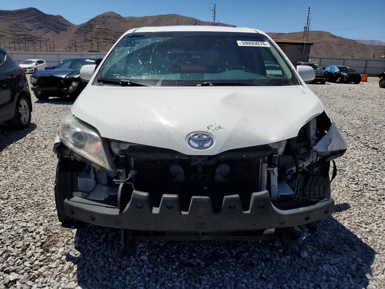 2014 Toyota Sienna Xle 7-passenger White vin: 5TDDK3DC0ES079210