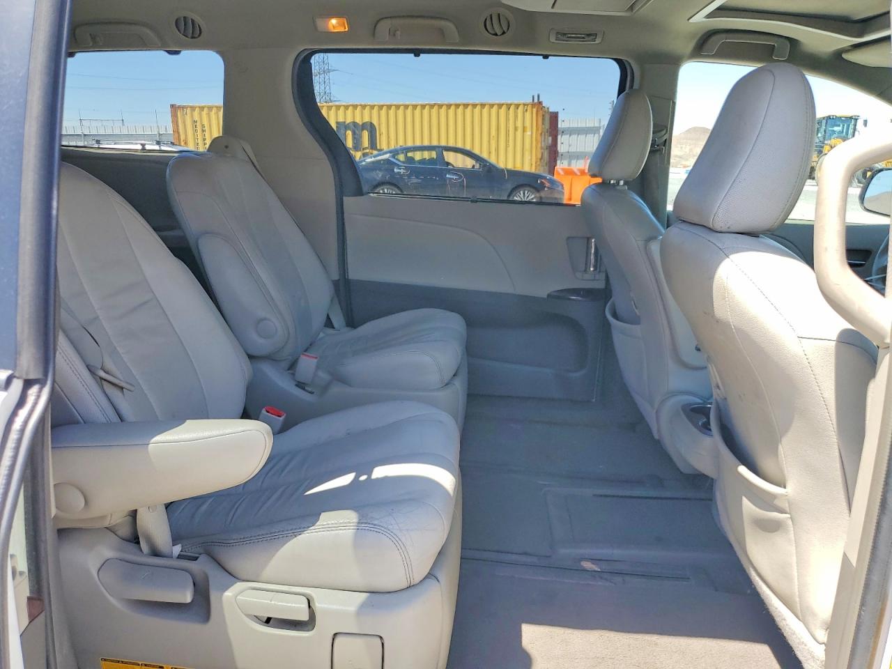 2014 Toyota Sienna Xle 7-passenger White vin: 5TDDK3DC0ES079210