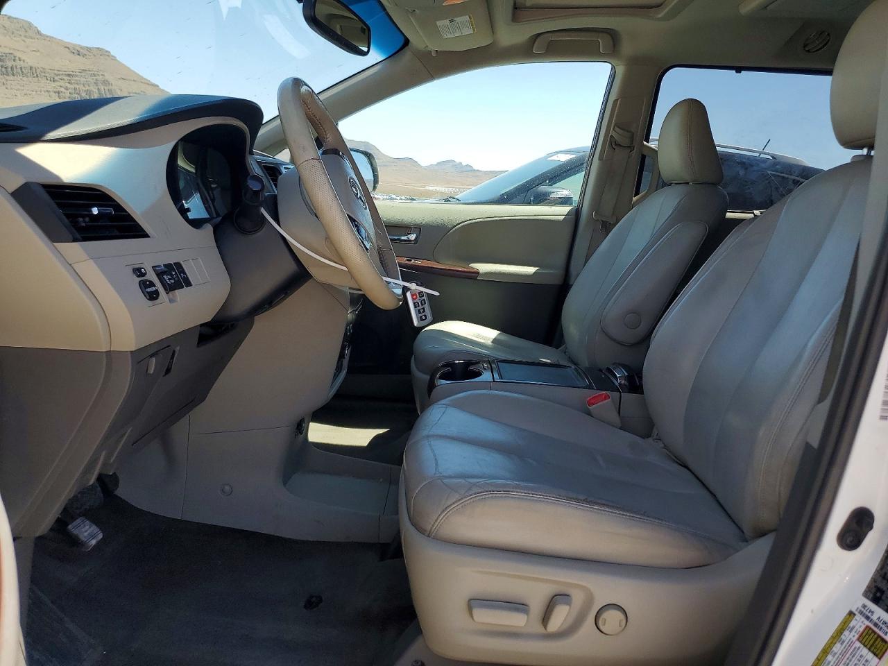 2014 Toyota Sienna Xle 7-passenger White vin: 5TDDK3DC0ES079210