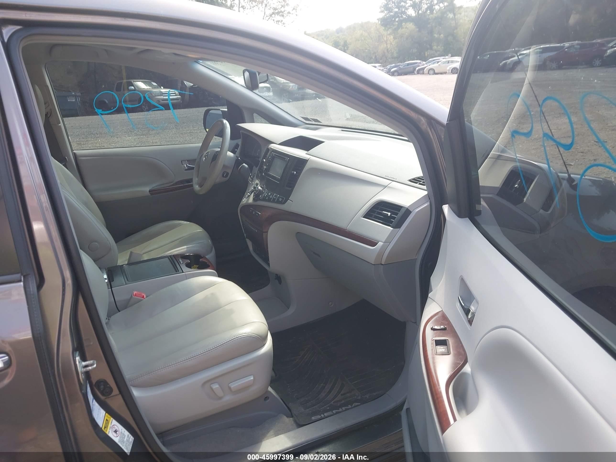 2014 Toyota Sienna Xle 7 Passenger Серый vin: 5TDDK3DC0ES087596