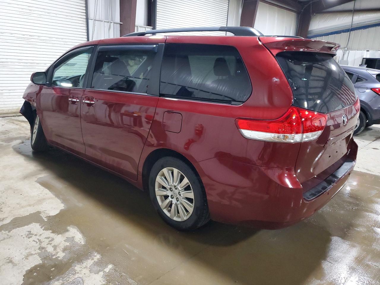 2014 Toyota Sienna Xle 7-passenger Red vin: 5TDDK3DC0ES089168