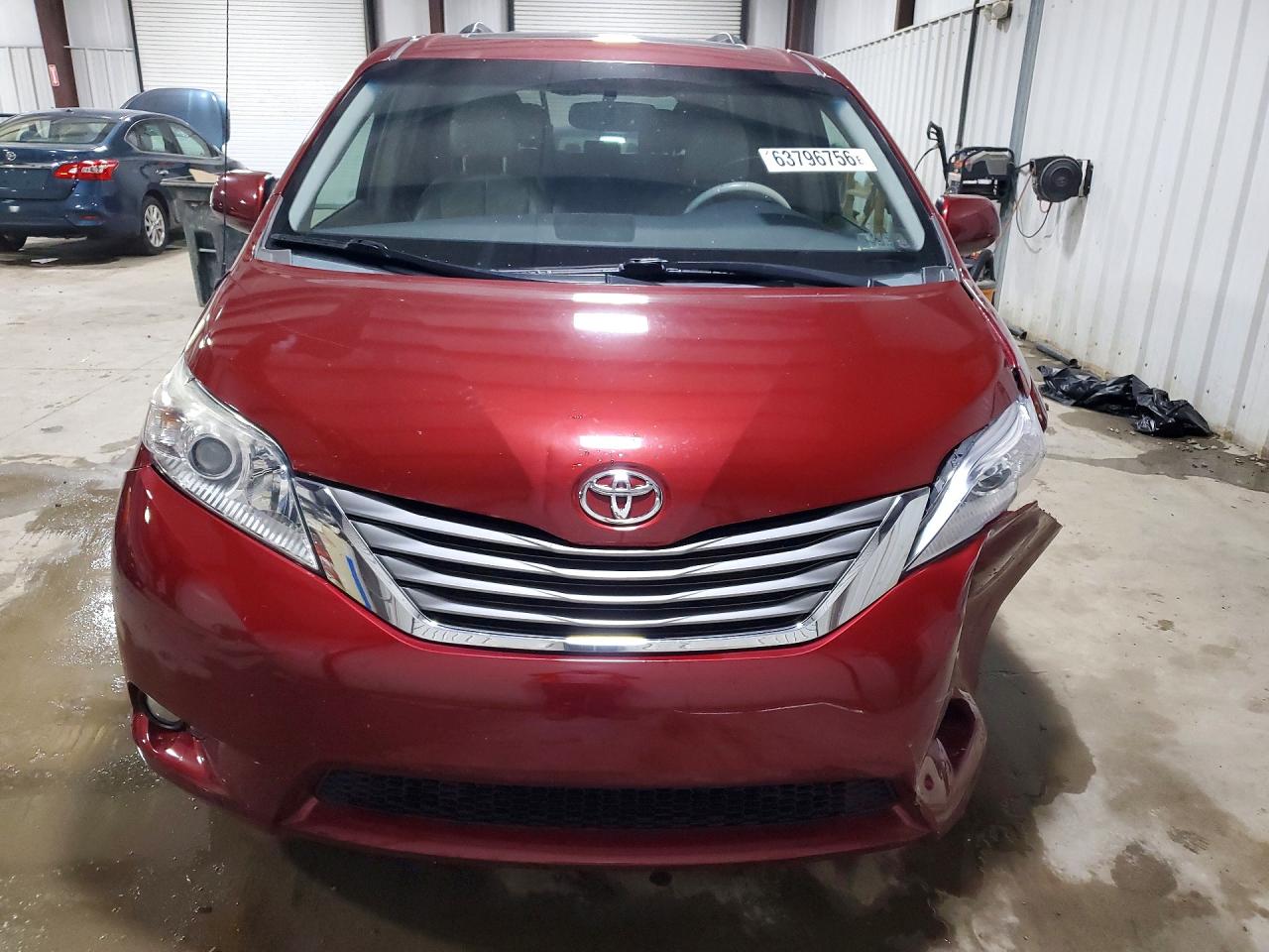 2014 Toyota Sienna Xle 7-passenger Red vin: 5TDDK3DC0ES089168