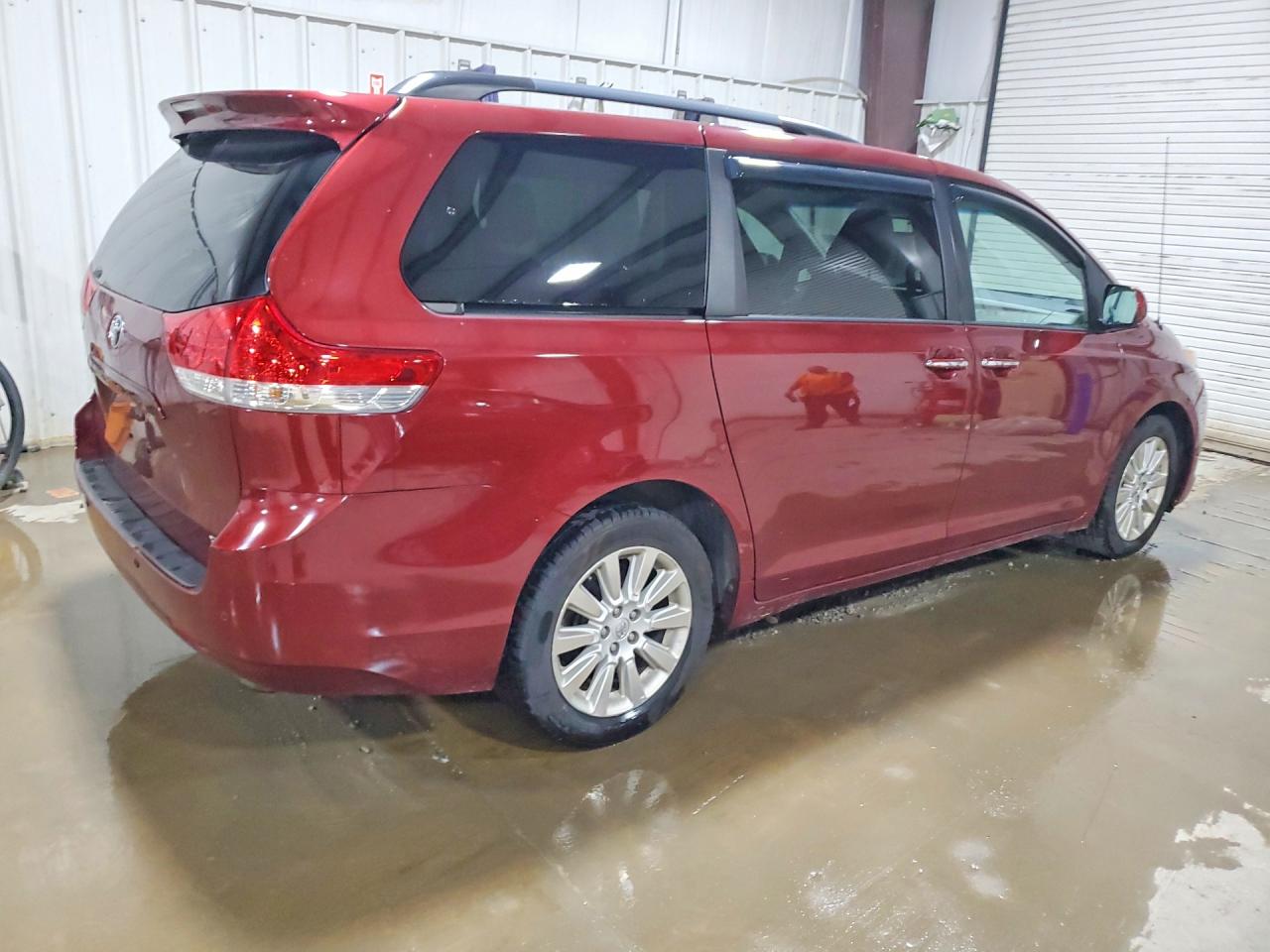 2014 Toyota Sienna Xle 7-passenger Red vin: 5TDDK3DC0ES089168