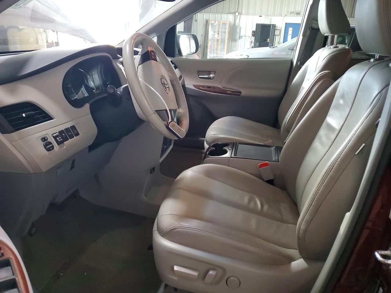 2014 Toyota Sienna Xle 7-passenger Red vin: 5TDDK3DC0ES089168