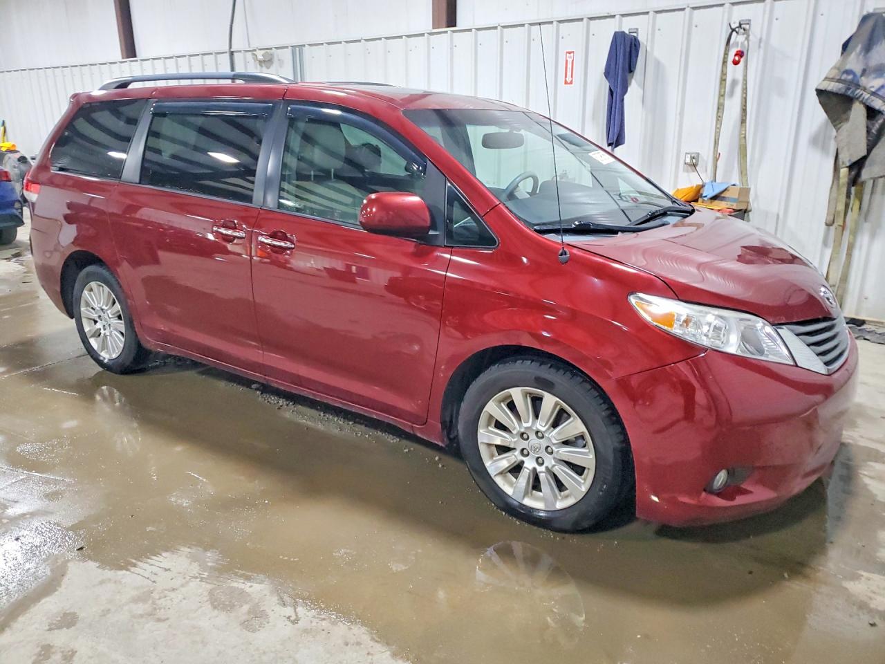 2014 Toyota Sienna Xle 7-passenger Red vin: 5TDDK3DC0ES089168