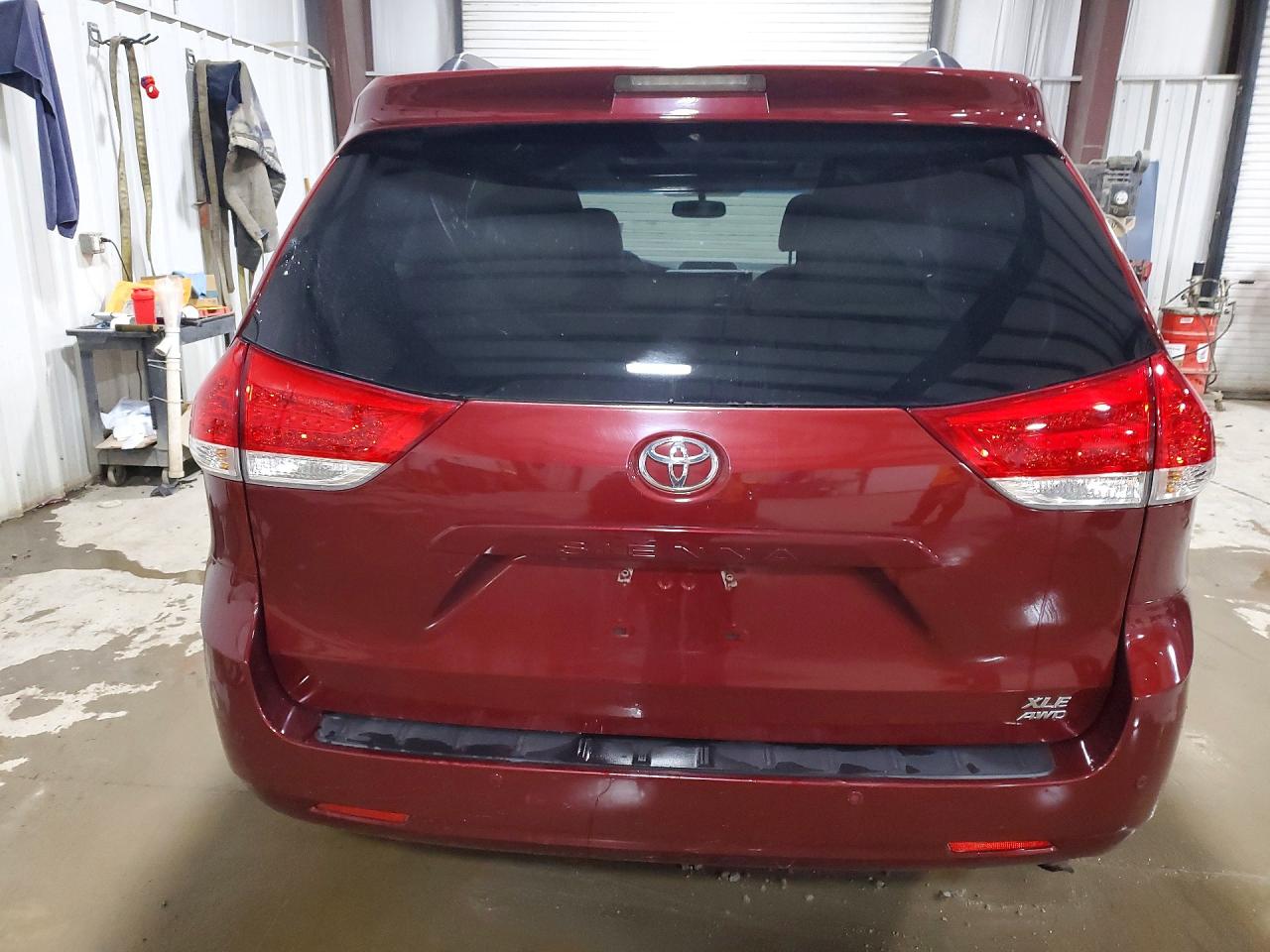 2014 Toyota Sienna Xle 7-passenger Red vin: 5TDDK3DC0ES089168