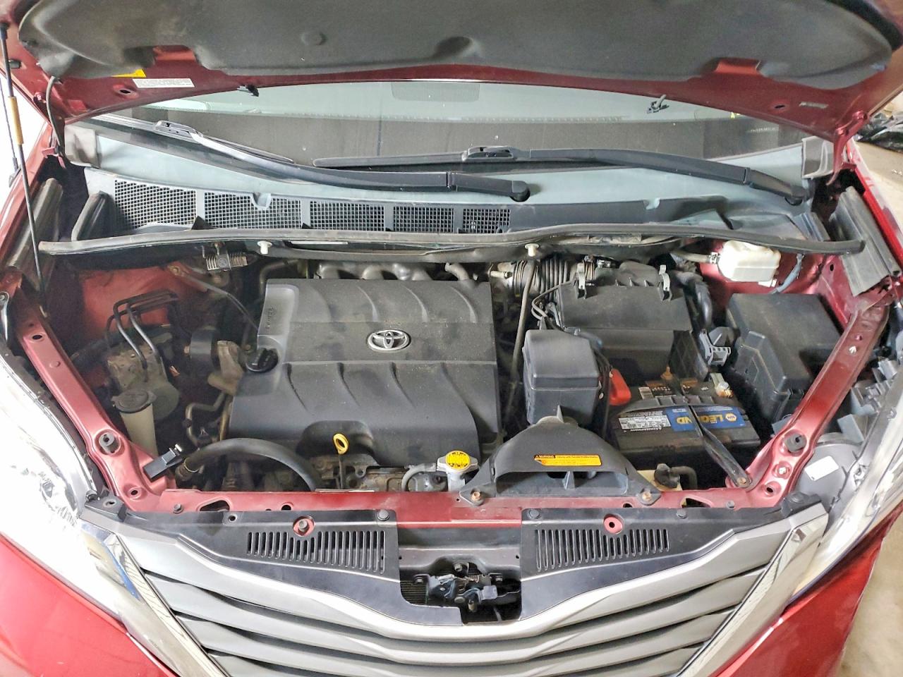 2014 Toyota Sienna Xle 7-passenger Red vin: 5TDDK3DC0ES089168