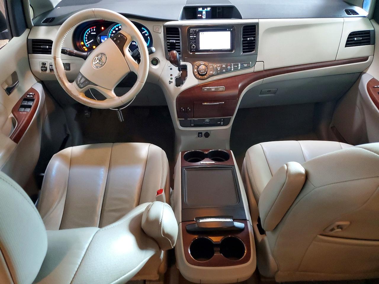 2014 Toyota Sienna Xle 7-passenger Red vin: 5TDDK3DC0ES089168