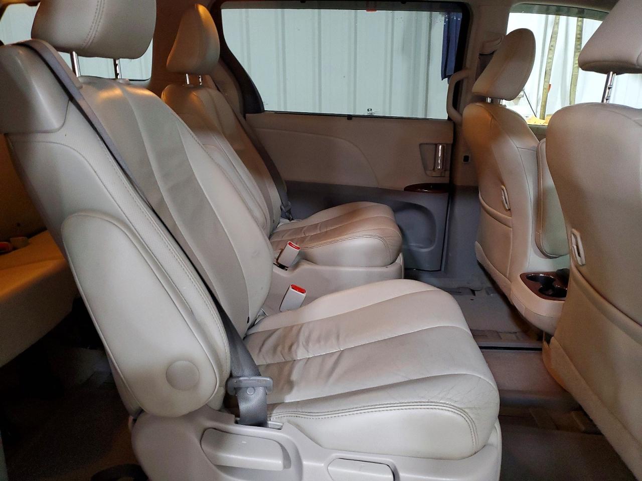 2014 Toyota Sienna Xle 7-passenger Red vin: 5TDDK3DC0ES089168