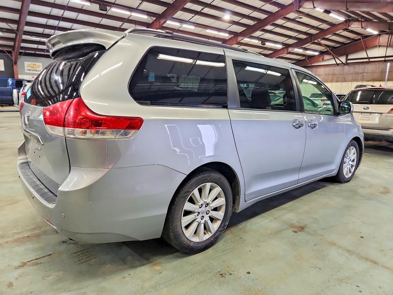 2014 Toyota Sienna Xle 7-passenger Silver vin: 5TDDK3DC0ES090711
