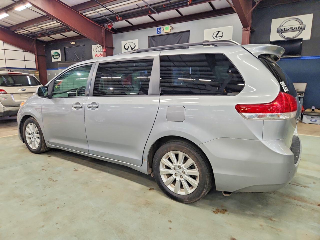 2014 Toyota Sienna Xle 7-passenger Silver vin: 5TDDK3DC0ES090711