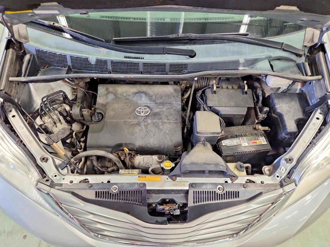 2014 Toyota Sienna Xle 7-passenger Silver vin: 5TDDK3DC0ES090711