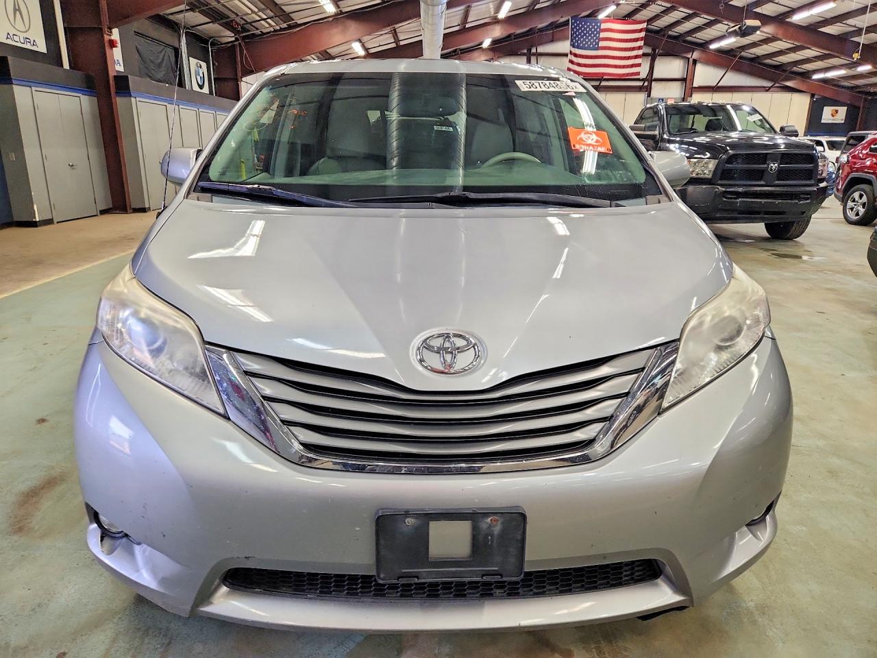 2014 Toyota Sienna Xle 7-passenger Silver vin: 5TDDK3DC0ES090711