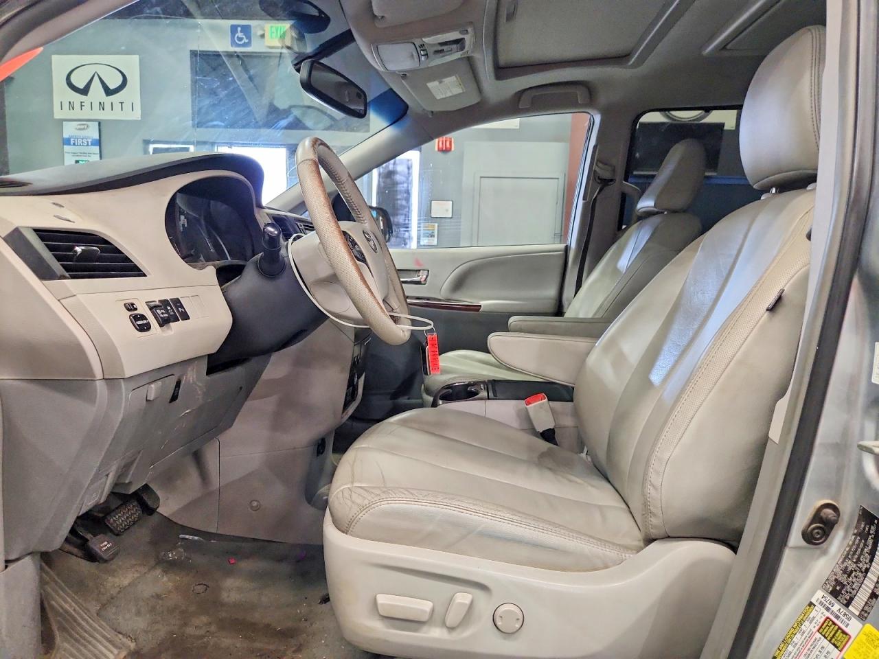 2014 Toyota Sienna Xle 7-passenger Silver vin: 5TDDK3DC0ES090711