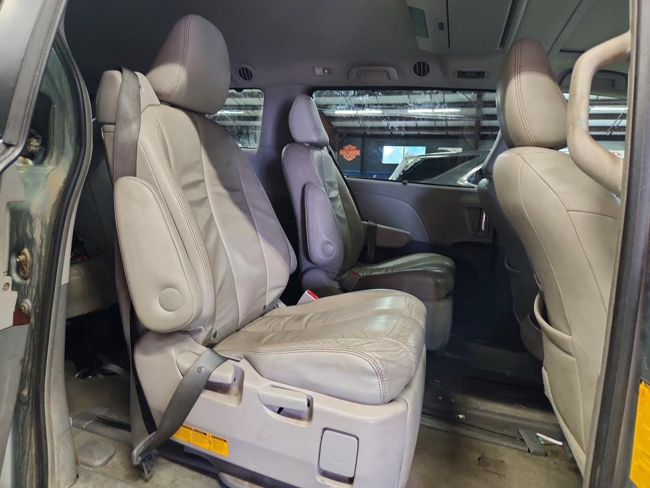 2014 Toyota Sienna Xle 7-passenger Silver vin: 5TDDK3DC0ES090711