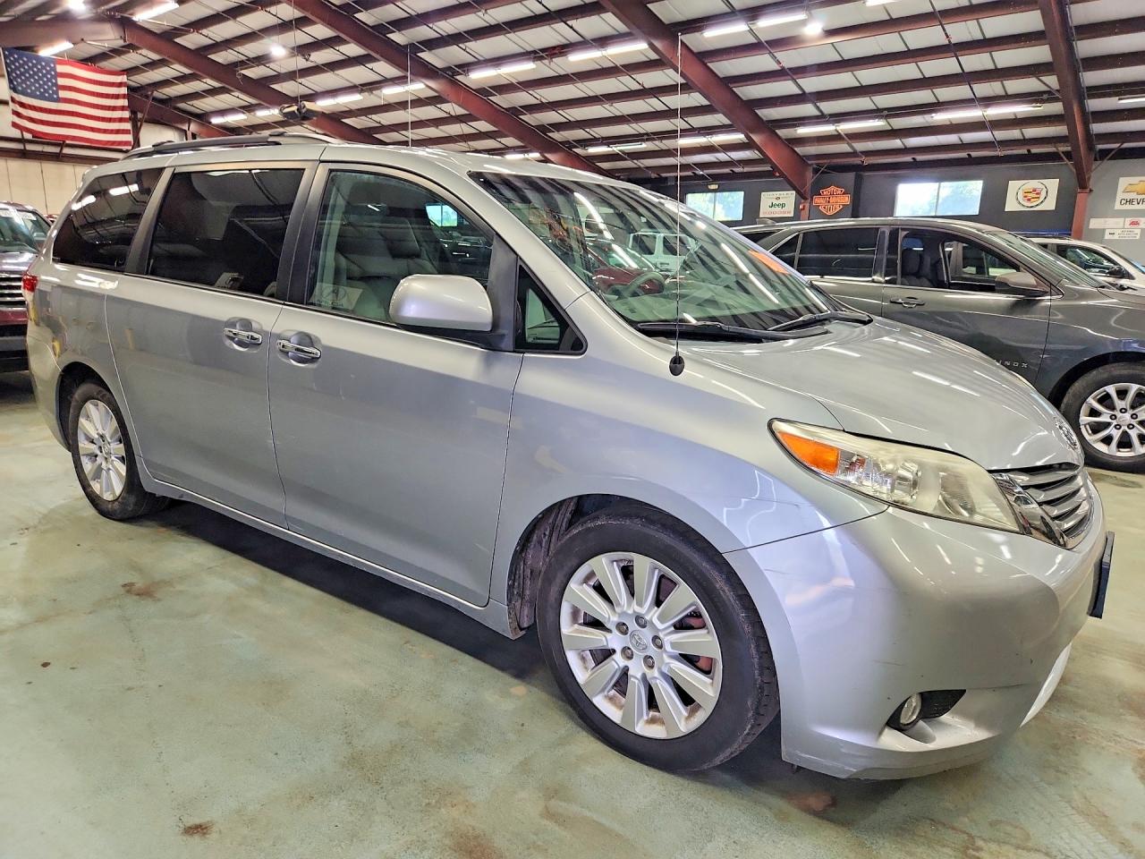 2014 Toyota Sienna Xle 7-passenger Silver vin: 5TDDK3DC0ES090711