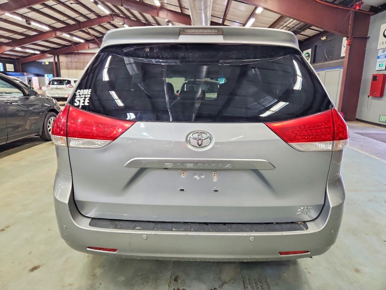 2014 Toyota Sienna Xle 7-passenger Silver vin: 5TDDK3DC0ES090711