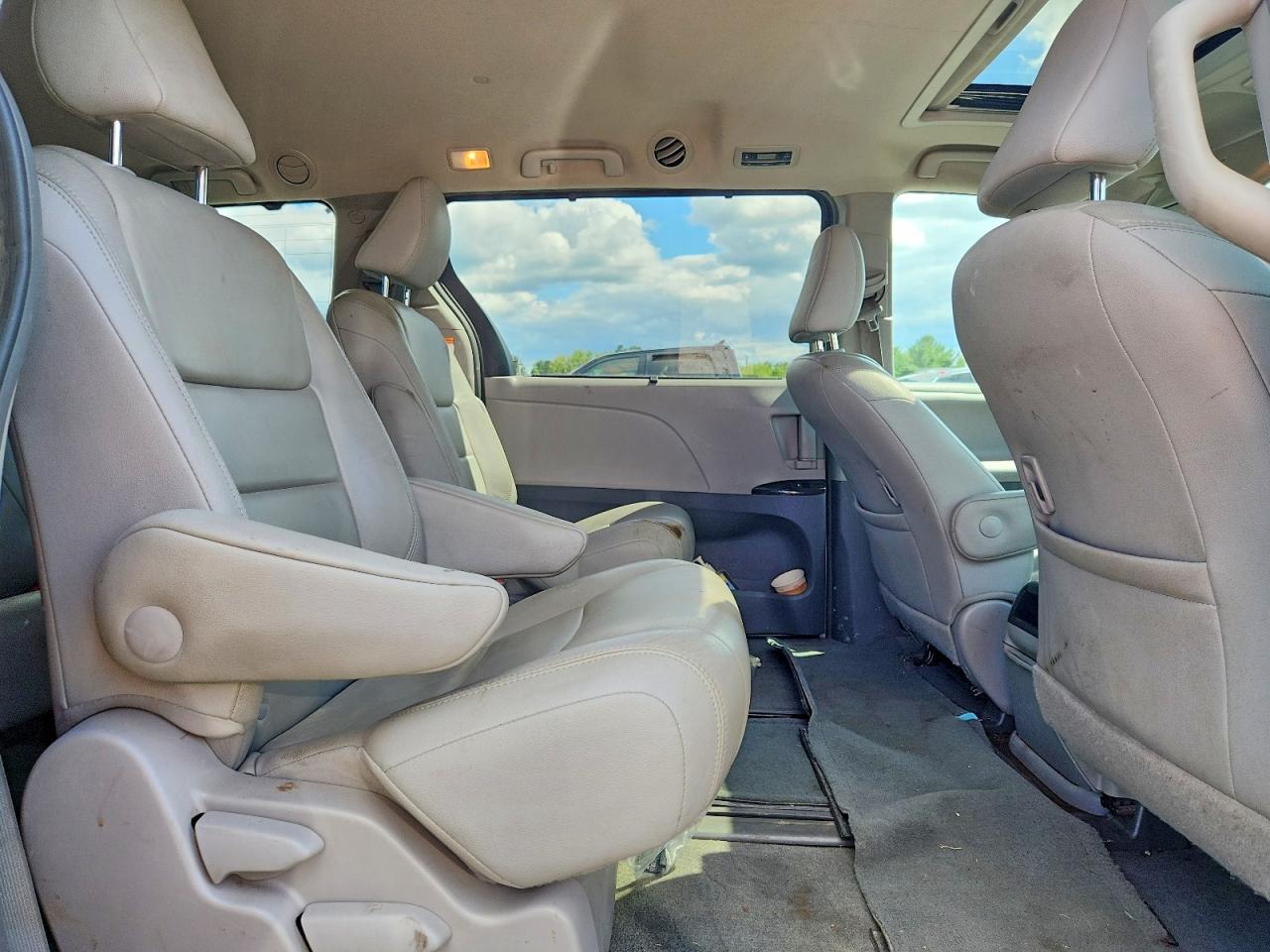 2015 Toyota Sienna Xle 7-passenger Silver vin: 5TDDK3DC0FS100445