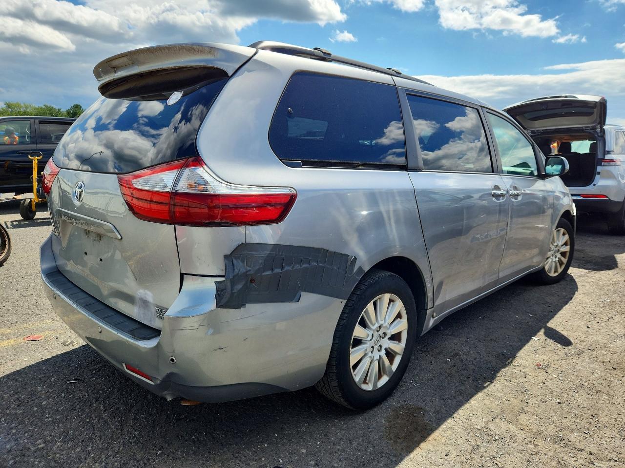 2015 Toyota Sienna Xle 7-passenger Серебряный vin: 5TDDK3DC0FS100445