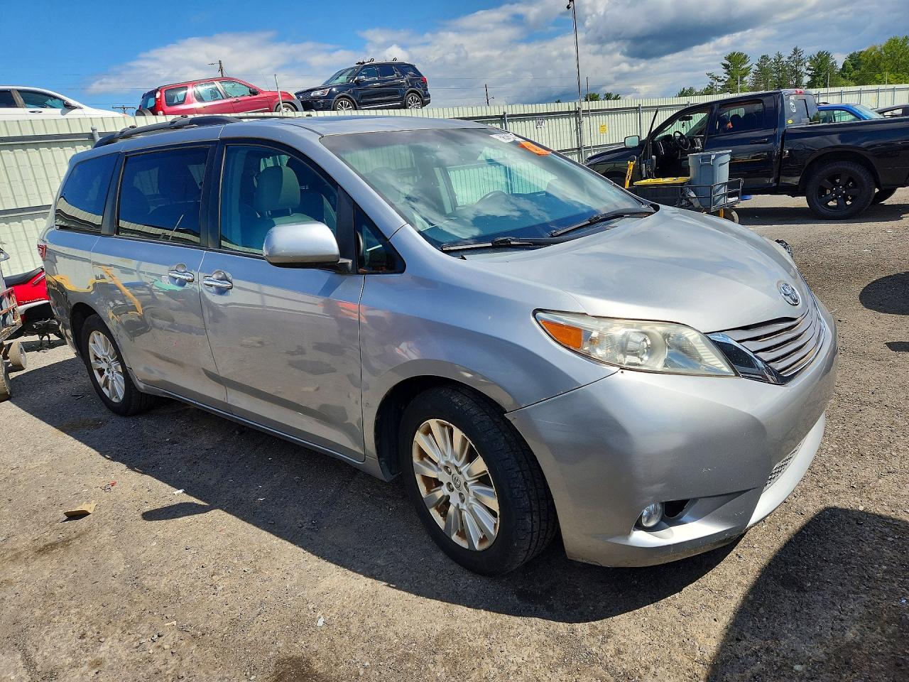 2015 Toyota Sienna Xle 7-passenger Серебряный vin: 5TDDK3DC0FS100445
