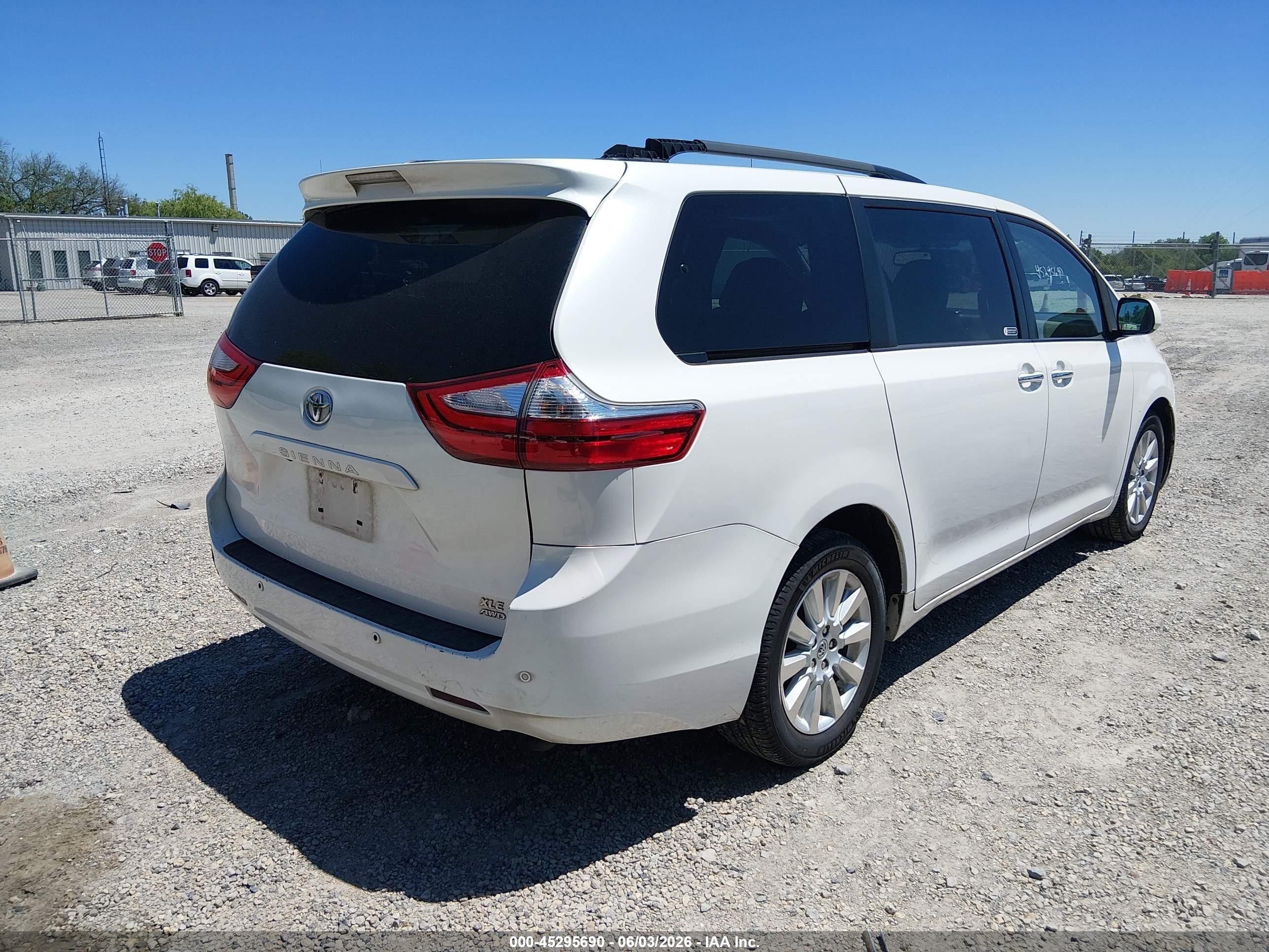 2015 Toyota Sienna Xle Premium 7 Passenger White vin: 5TDDK3DC0FS104611