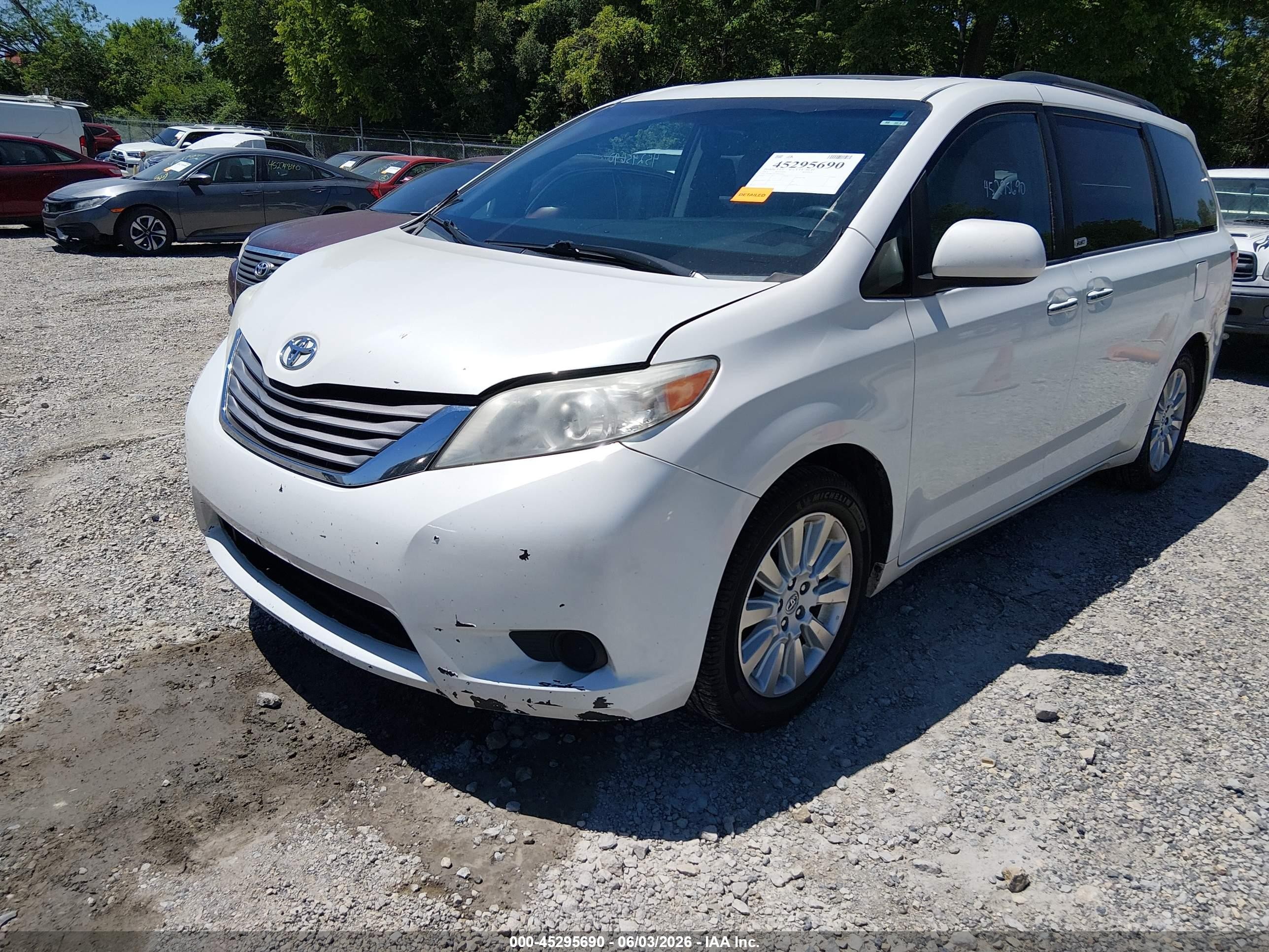 2015 Toyota Sienna Xle Premium 7 Passenger White vin: 5TDDK3DC0FS104611