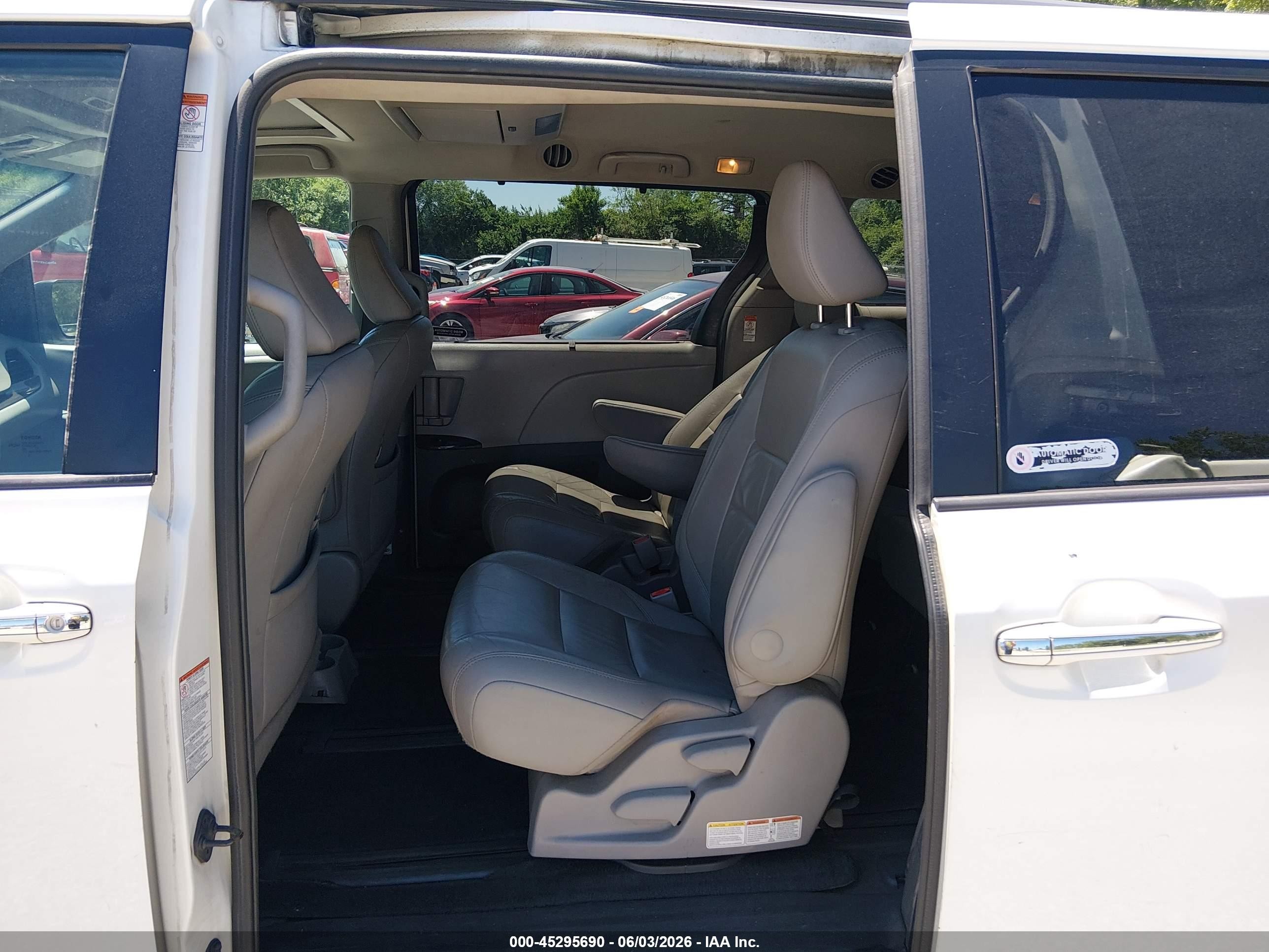 2015 Toyota Sienna Xle Premium 7 Passenger White vin: 5TDDK3DC0FS104611