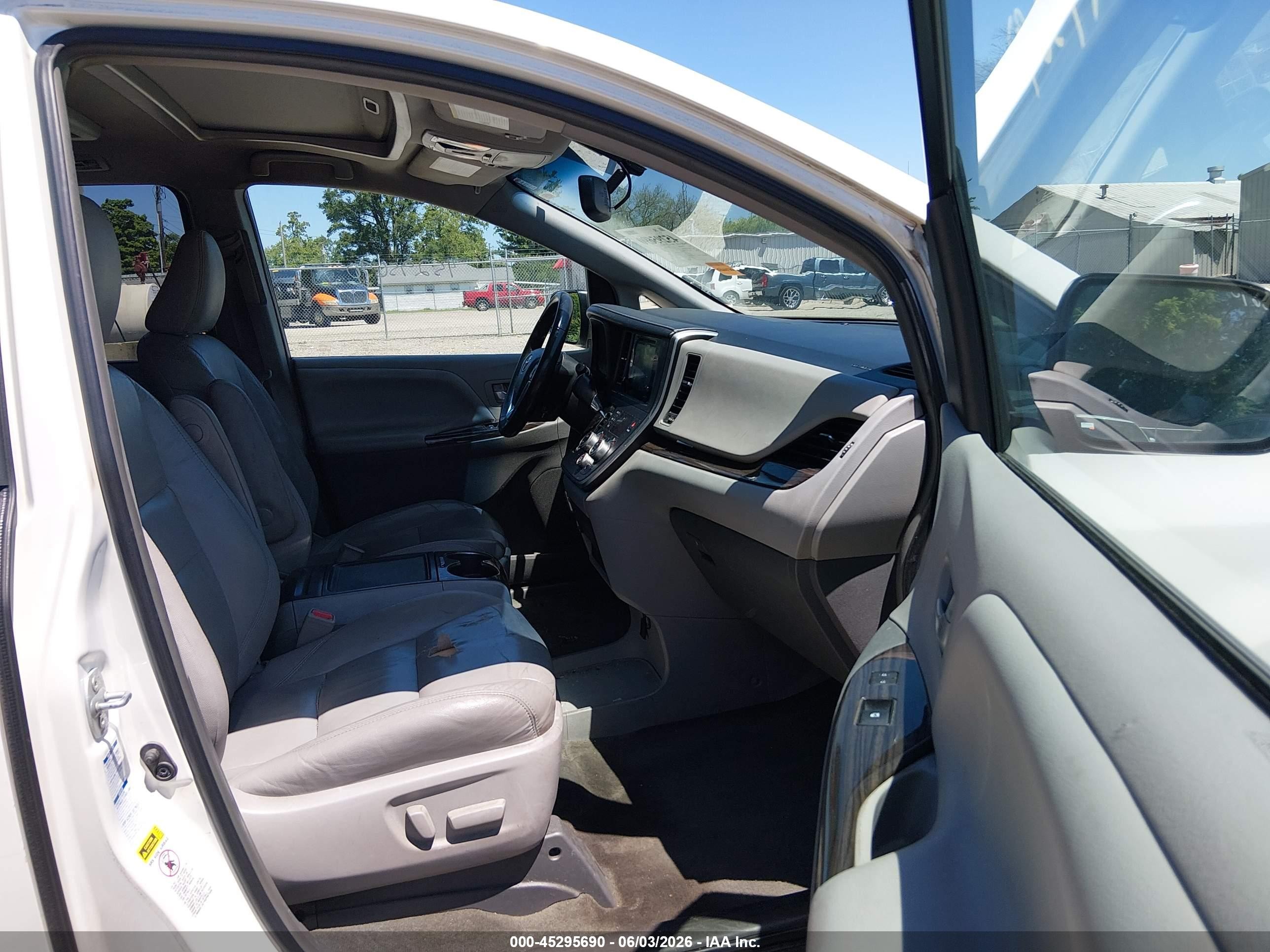 2015 Toyota Sienna Xle Premium 7 Passenger White vin: 5TDDK3DC0FS104611